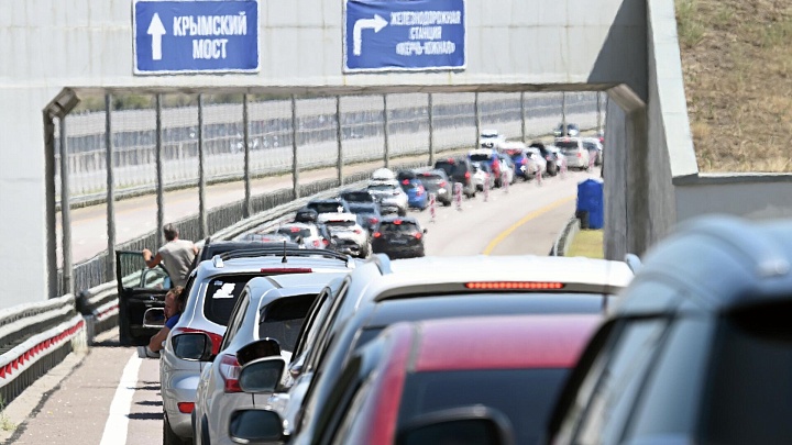 Движение по Крымскому мосту временно приостановлено