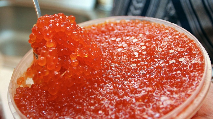 Россиянам пообещали, что дефицита красной икры перед Новым годом не будет